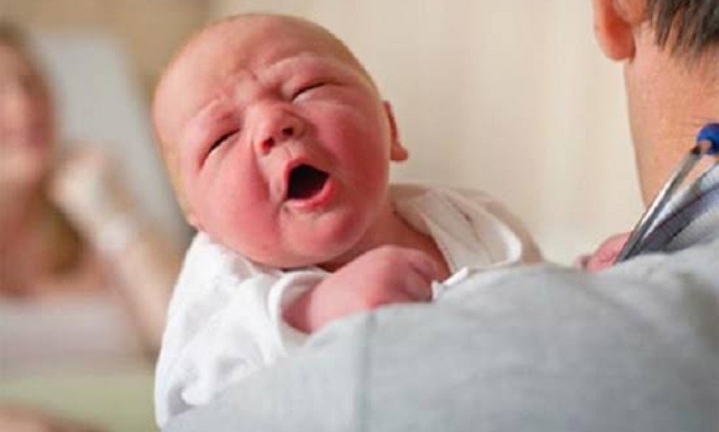 أسباب بكاء الأطفال الرضع