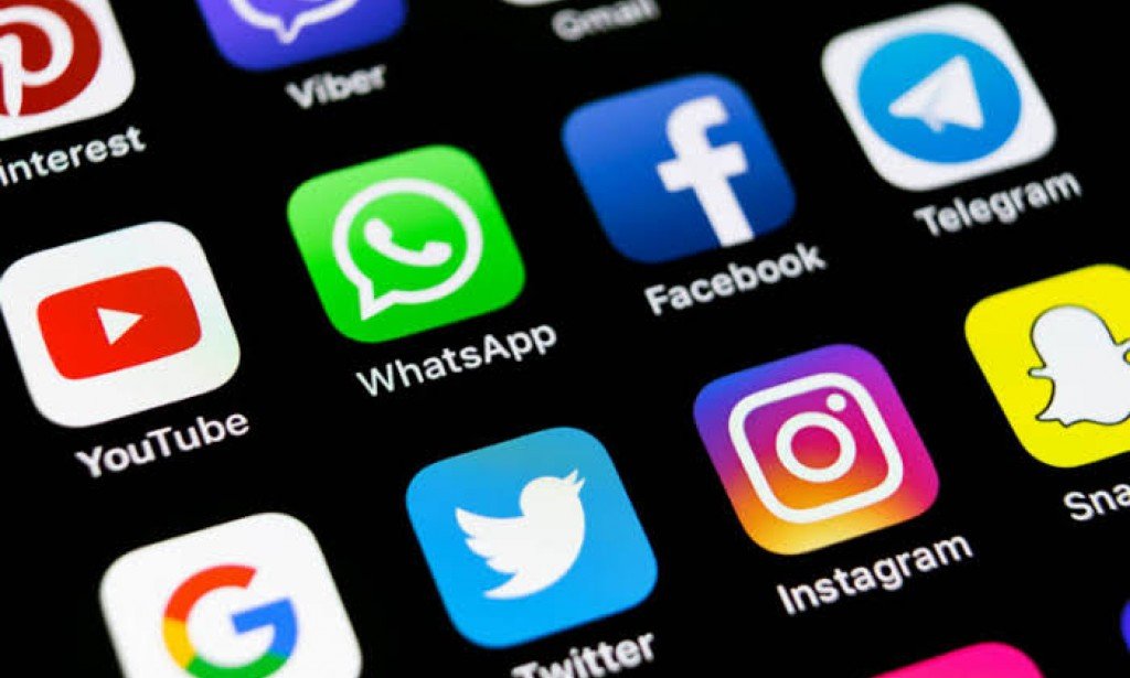 مواقع التواصل الاجتماعي نعمة أم نقمة