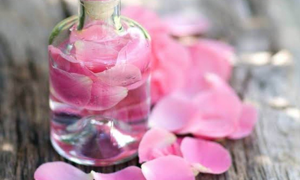 سحر ماء الورد على الشعر بعد الاستحمام