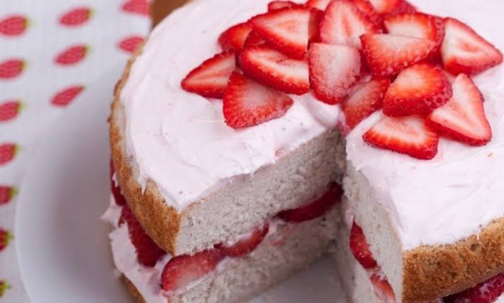 طريقه عمل كيك الفراولة بأسهل وصفه من البيت
