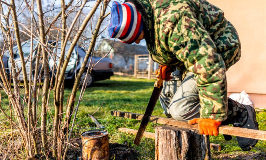 Russia pushes Ukrainian forces to outskirts of key eastern city