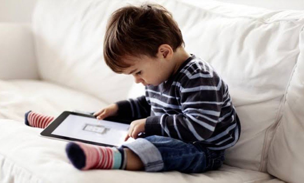 اخطار الأجهزة على الاسره والابناء في حياتهم الجتماعيه