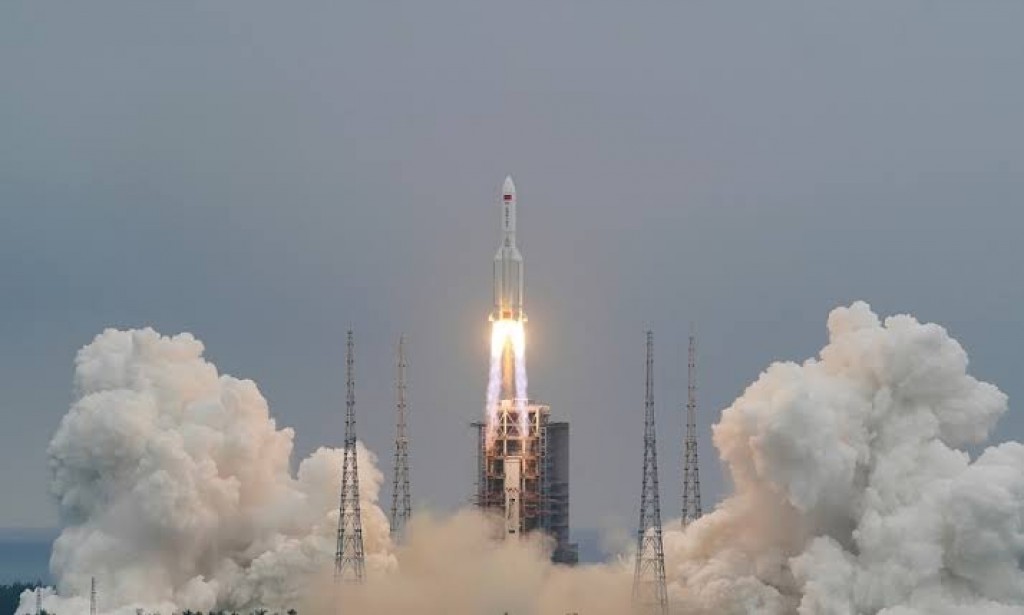 حصريا | تحطم (صاروخ الفضاء الصيني) وسقوطه في المحيطين الهندي والهادي ( لونج مارش 5 )