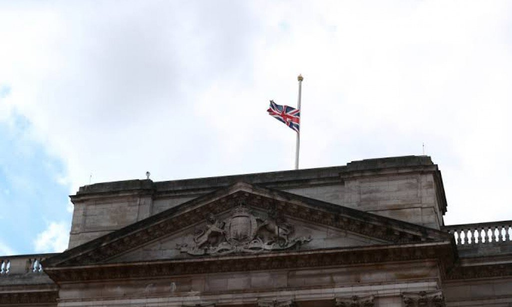 Queen Elizabeth II: Arab countries lower their flags and mourn the death of a "beacon of knowledge and a model of leadership"