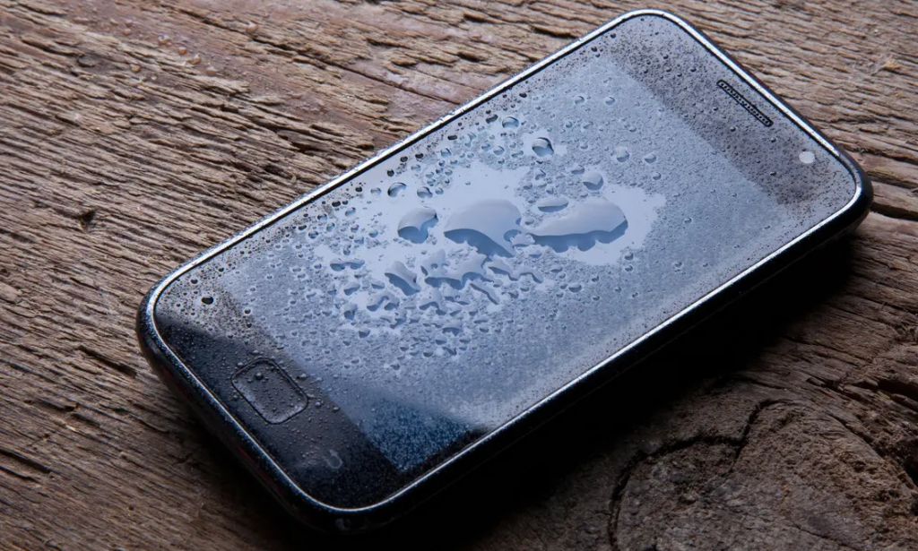 الموبايل وقع في المياه والشاشة اسودت
