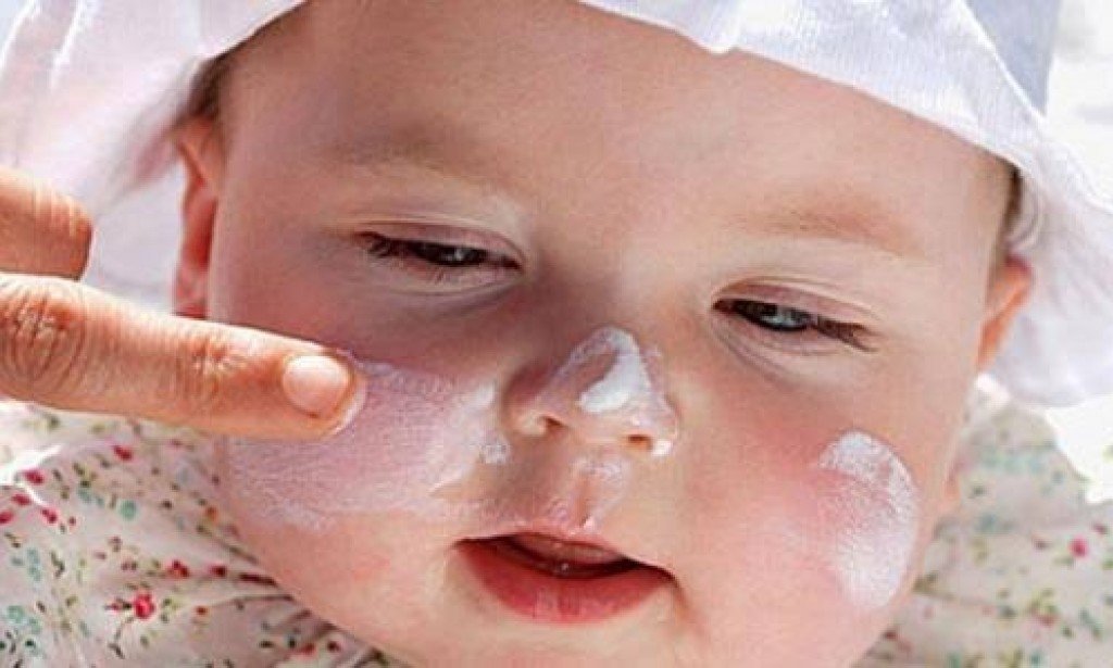 كيفية العناية بالبشرة الدهنية وتفتيحها