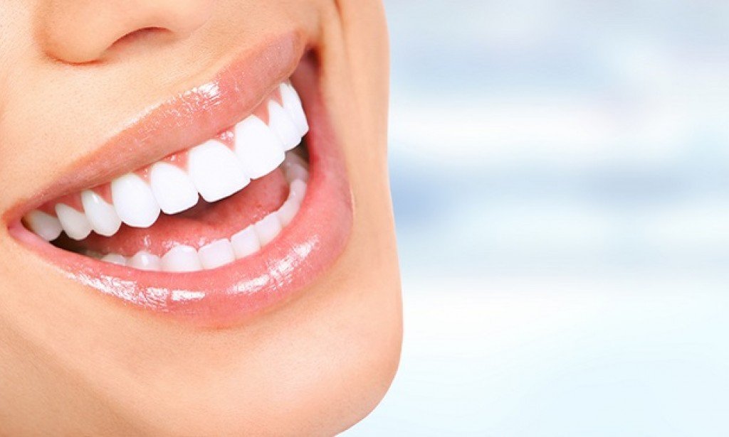 تبييض الأسنان في المنزل: 10 وصفات رائعة