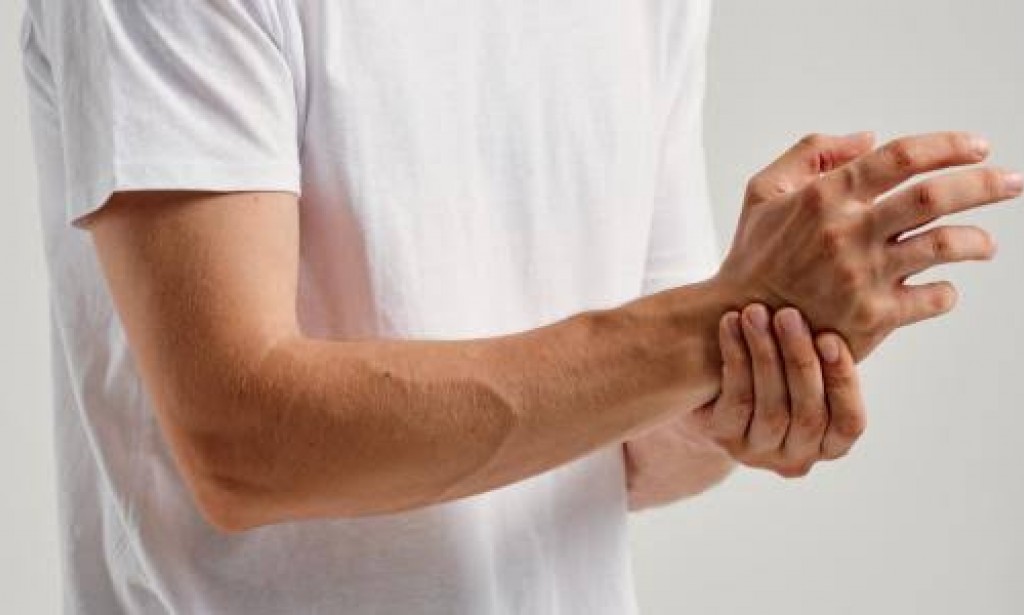 أسباب تنميل اليد اليمنى ومتى يكون خطيرا؟