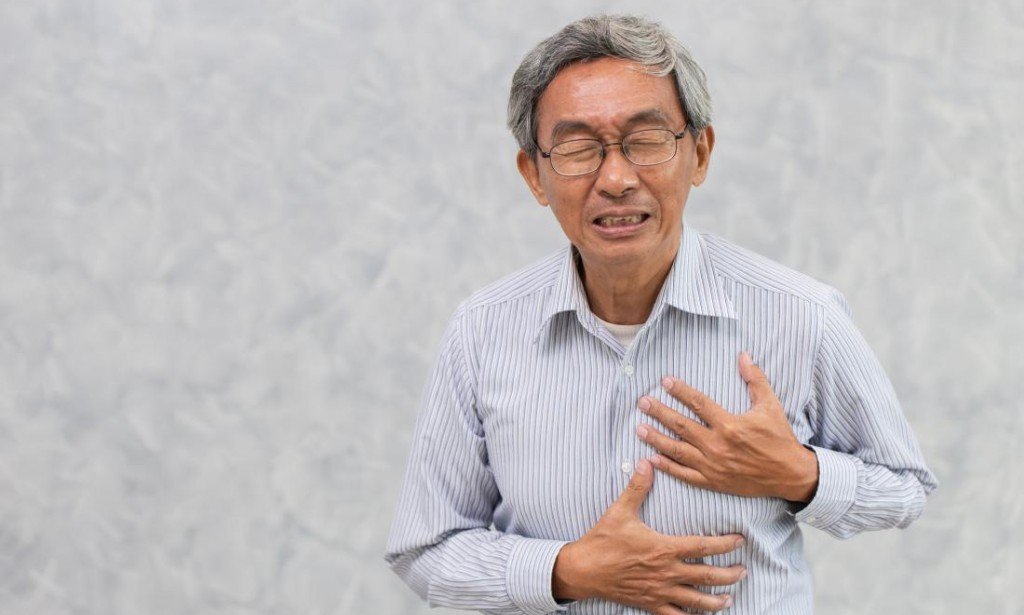 ?What is the connection between heart attack and stomach pain