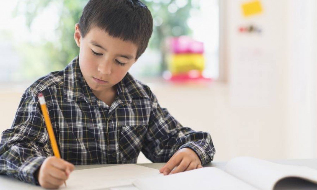 كيف اجعل ابنى يذاكر دروسه لوحده