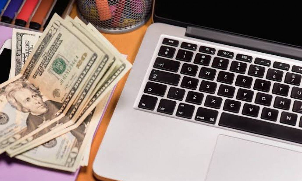 كيفية الربح من الإنترنت للمبتدئين: 8 طرق حقيقية بعيداً عن الأوهام