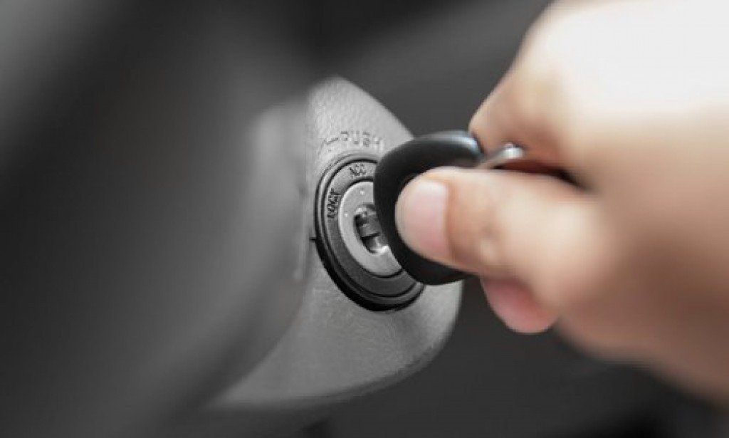 أسباب صعوبة تشغيل محرك السيارة في الصباح الباكر و في الطقس البارد