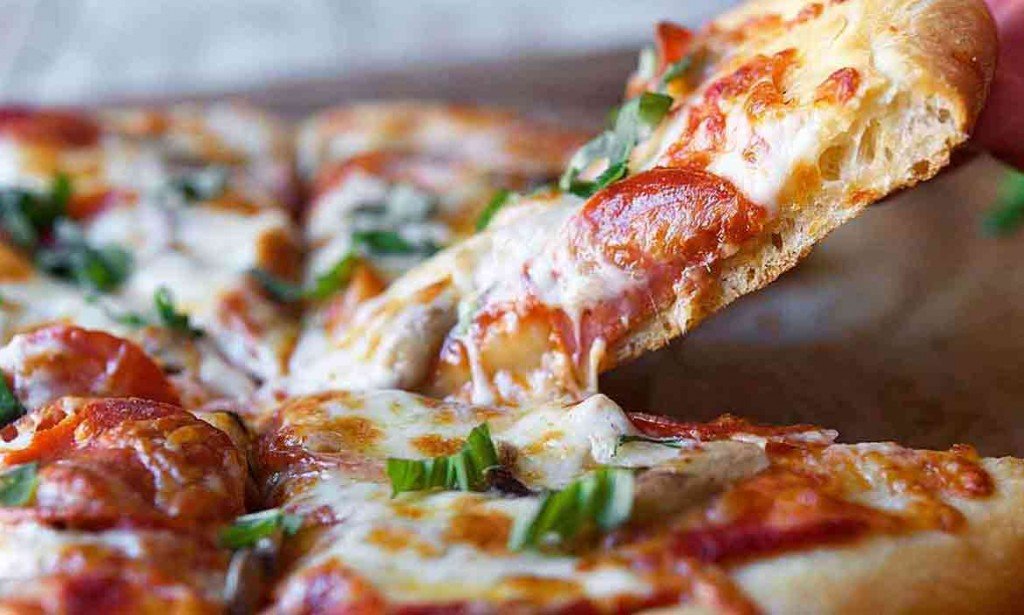 الفرق بين البيتزا الإيطالية والبيتزا الشرقية وطريقه عملهم