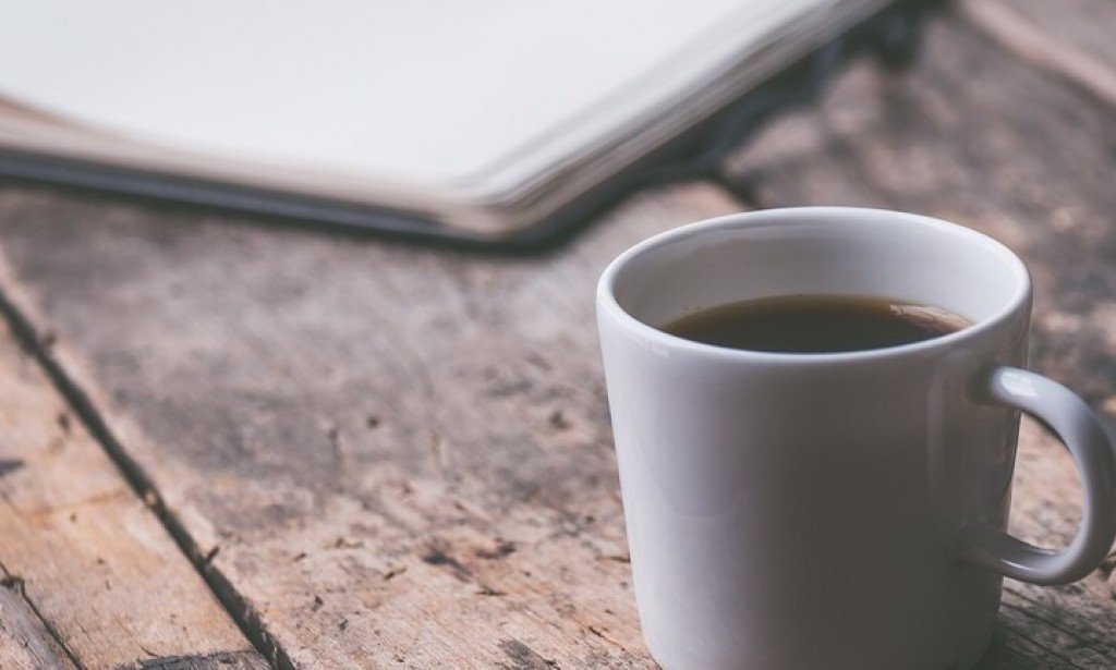 هل شرب القهوة والشاي يغني عن الماء؟