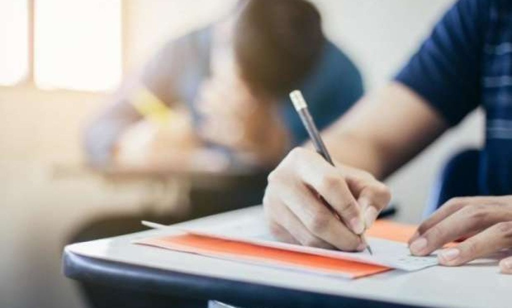 تفسير حلم شخص يساعدني في الامتحان